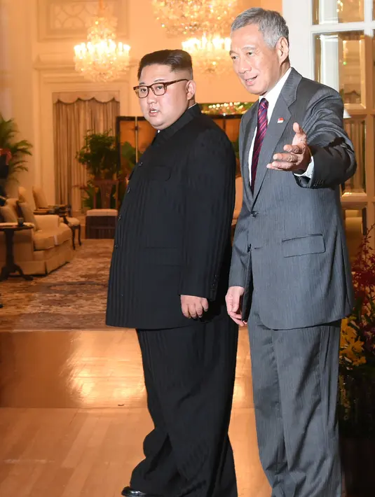 Perdana Menteri Singapura, Lee Hsien Loong menyambut kedatangan pemimpin Korea Utara Kim, Jong-un di Istana Kepresidenan Singapura, Minggu (10/6). Kim Jong Un dan Donald Trump akan bertemu pada 12 Juni. (AFP Photo/Roslan Rahman)