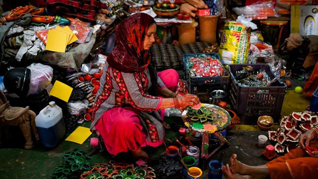 Warna-warni Lampu Tanah Jelang Festival Diwali di India