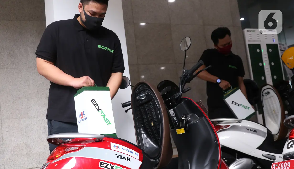 Petugas menguji coba penukaran baterai sepeda motor listrik di halaman kantor Ditjen Ketenagalistrikan ESDM, Jakarta, Senin (31/8/2020). Stasiun Penukaran Baterai Kendaraan Listrik Umum (SPBKLU) ini diharap dapat meningkatkan permintaan listrik dari energi baru terbarukan (Liputan6.com/Angga Yuniar)