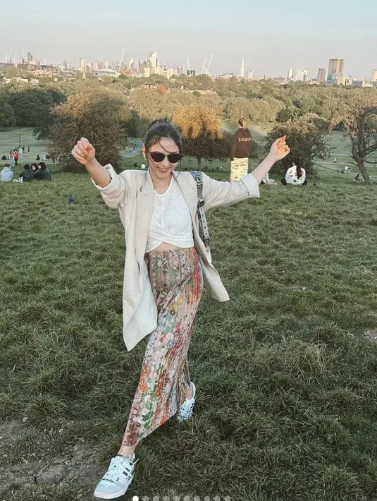 Jessica Mila juga terlihat begitu gaya dan nyaman dengan sneakers yang digunakan. Memadukan dengan rok pleats panjang, OOTD yang dihadirkan begitu inspiratif. [Foto: Instagram/ Jessica Mila]