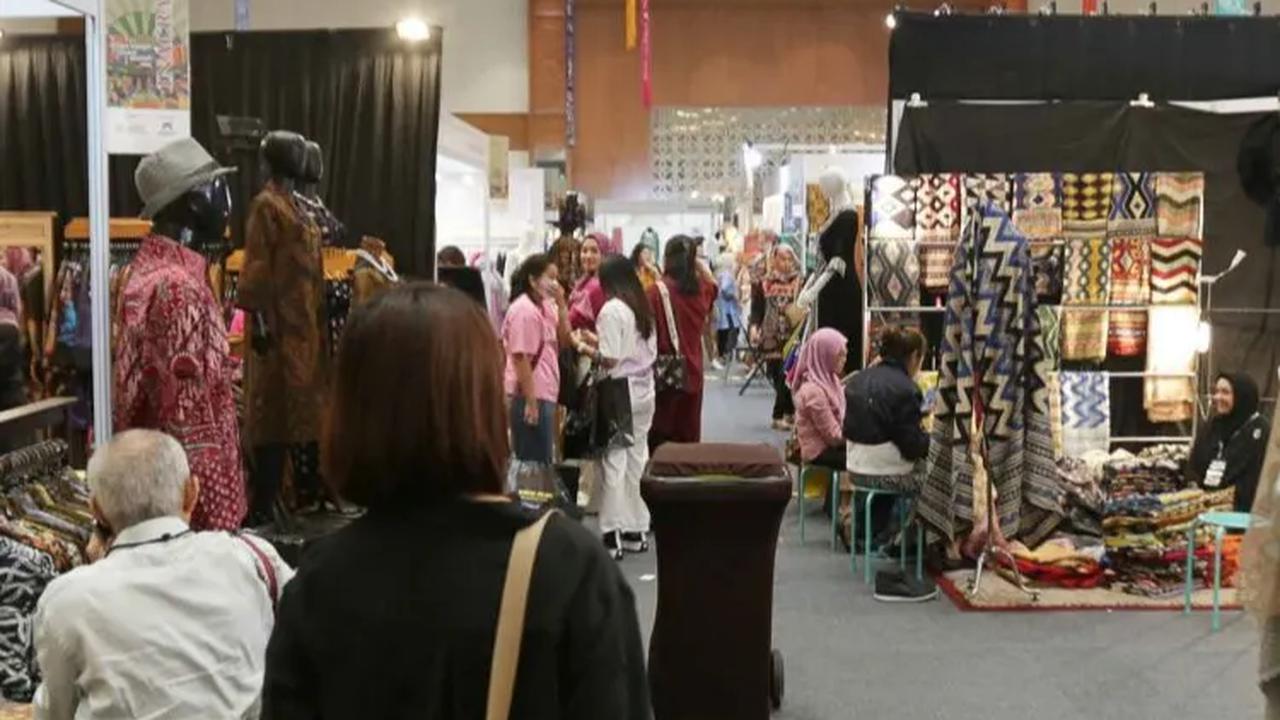 Suasana pameran Inacraft on October 2023 yang berlangsung di JCC, Jakarta, Rabu (4/10/2023).<br>