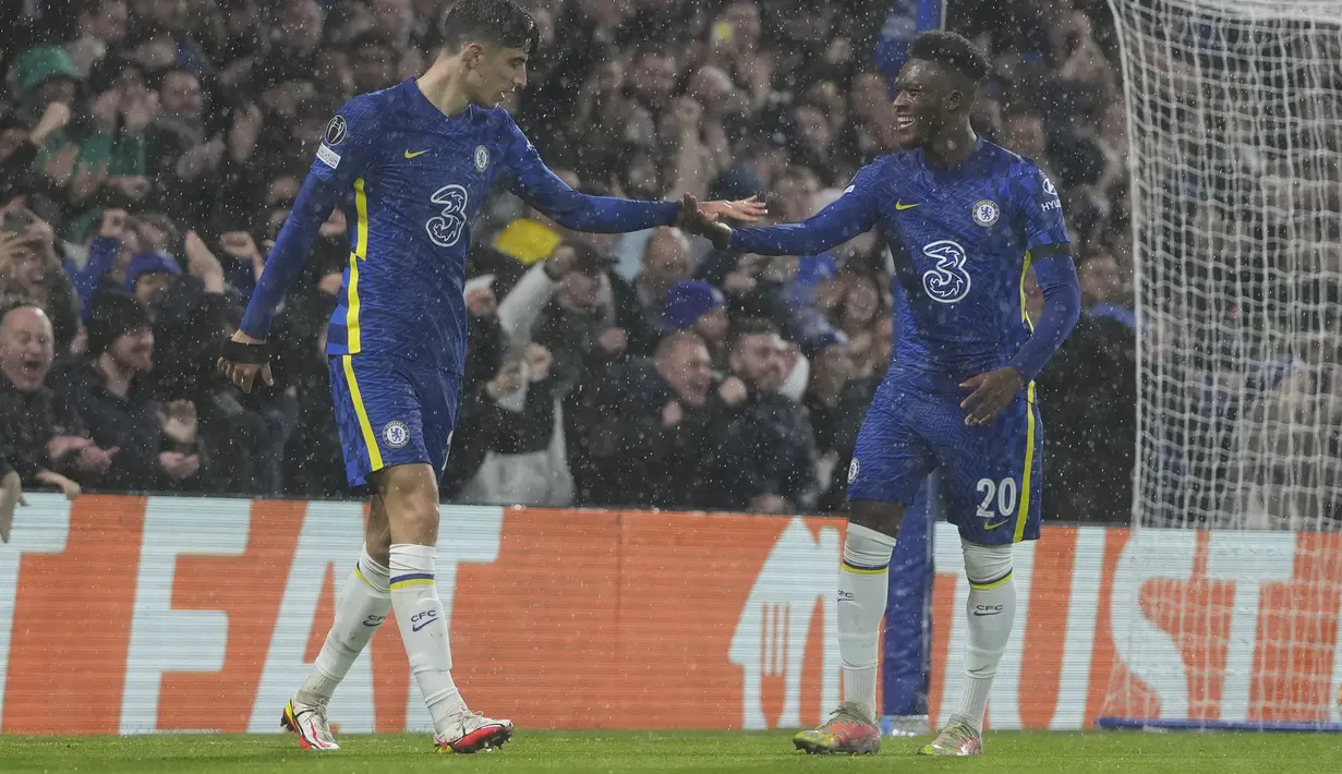 Gelandang Chelsea, Kai Havertz (kiri) bersama Callum Hudson-Odoi berselebrasi usai mencetak gol ke gawang Malmoe pada pertandingan Grup H Liga Champions di stadion Stamford Bridge di London, Kamis (21/10/2021). Chelsea menang telak atas Malmoe 4-0. (AP Photo/Alastair Grant)