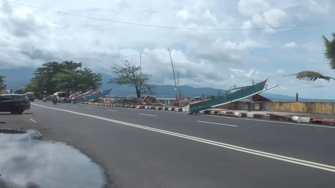 Akibat cuaca buruk, sejumlah perahu terpaksa diparkir di tepi jalan raya di Kecamatan Tuminting, Kota Manado, Sulut.