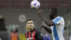 Bek Napoli, Kalidou Koulibaly bersaing memperebutkan bola dengan bek AC Milan, Diogo Dalot dalam duel lanjutan Liga Italia musim 2020/21 di San Siro, Senin dinihari WIB (15/3/2021). AC Milan menyerah dengan skor tipis 0-1 ketika menjamu Napoli. (AP Photo/Luca Bruno)