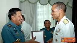 Citizen6, Jakarta: Didampingi Kepala Staf TNI AL, Aspam Kasal, Waasintel Panglima TNI, Wakapuspen TNI dan Staf Khusus Panglima TNI, Panglima TNI menerima Commander U.S. Pacific Fleet Admiral Cecil  Haney di Mabes TNI Cilangkap. (Pengirim: Badarudin Bakri)