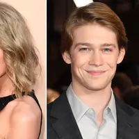 Taylor Swift dan Joe Alwyn kini sudah berkencan lebih dari satu tahun. Namun mereka jarang sekali tampil berdua di mata publik. Kini mereka pun terlihat tengah menikmati kencan di alam liar. (Celebrity Insider)
