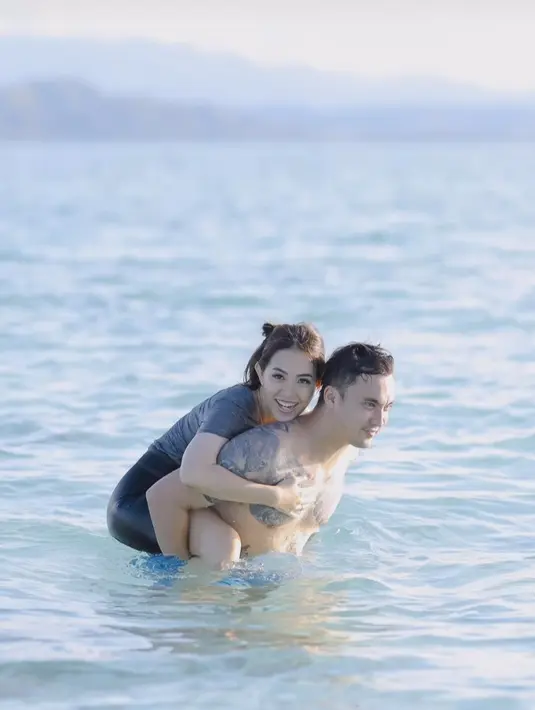 Mrealui media sosial keduanya, mereka kompak mrmbagikan momen seru saat berlibur di sana tanpa anak-anak.