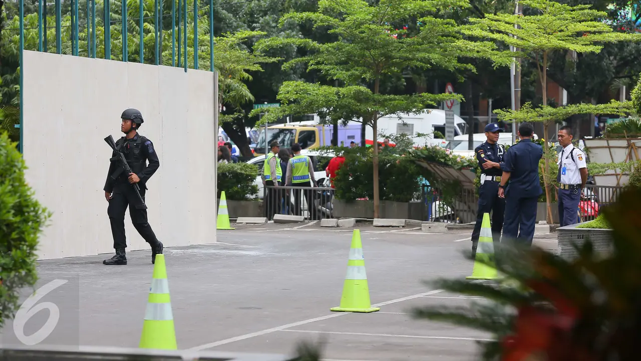 20160116-Polisi Bersenjata Lengkap Jaga Lokasi Ledakan Teror Jakarta