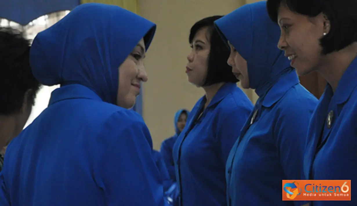 Citizen6, Surabaya: Penutupan penataran 167 istri Diktukpa Angkatan ke-41 TA. 2012 ditutup dengan pemberian medali kepada para peserta oleh Wakil Ketua Jalasenastri. (Pengirim: Penkobangdikal)