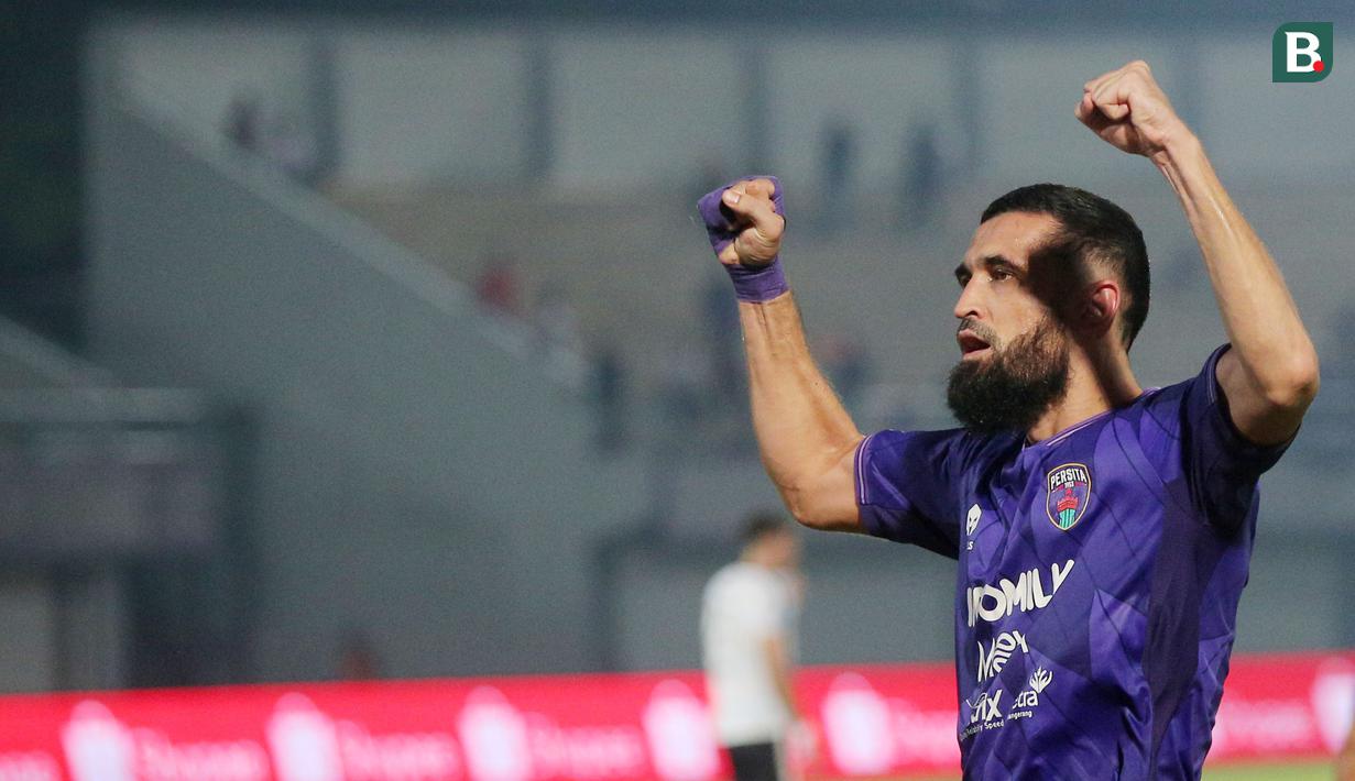 Pemain Persita Tangerang, Javlon Guseynov, melakukan selebrasi setelah mencetak gol ke gawang RANS Nusantara FC pada pekan ke-20 BRI Liga 1 2023/2024 di Stadion Indomilk Arena, Tangerang, Kamis (23/11/2023). Gol-gol kemenangan Persita di laga ini dicetak oleh Rifky Dwi Septiawan, Javlon Guseynov dan Ezequiel Vidal. (Bola.com/M Iqbal Ichsan)
