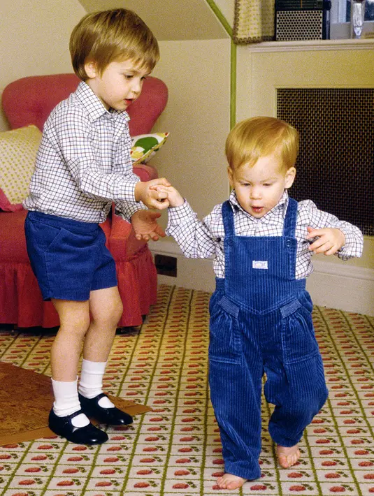 Pangeran William dan Harry nampaknya sangat akrab dan akur ya saat kecil. (Tim Graham/Getty Images/USMagazine)