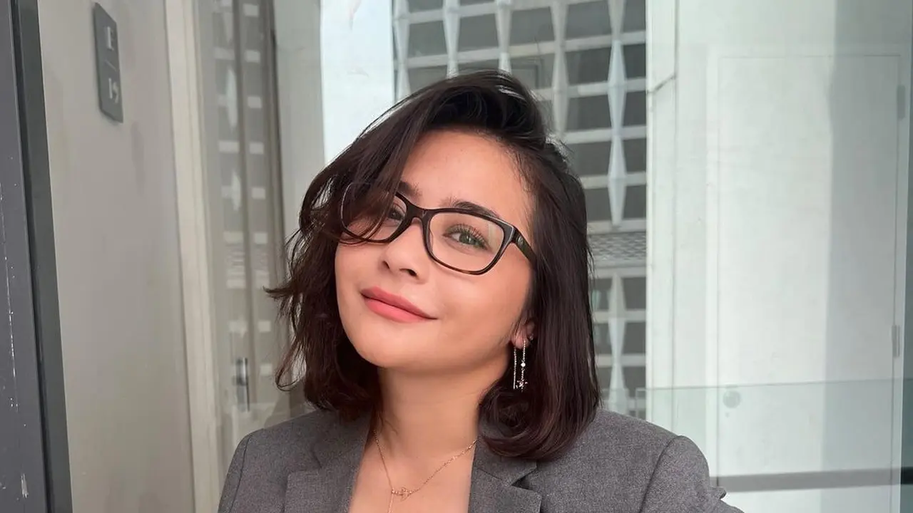OOTD Prilly Latuconsina pakai blazer