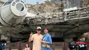 Saat berada di Disney Hollywood Studio, pasangan suami istri abadikan berbagai potret serunya mengunjungi berbagai set latar seru. Seperti dalam foto ini yang ada di film Star Wars. Keduanya yang masih eksis di dunia hiburan, Kenes Andari saat ini tengah promosi serial terbarunya dengan judul My Comic Boyfriend. (Liputan6.com/IG/@winkywiryawan912)