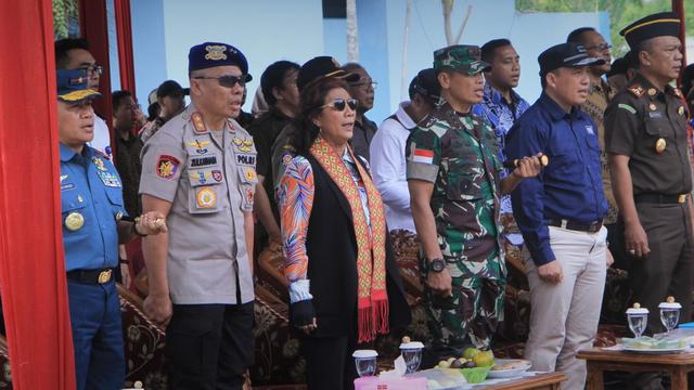 Menteri KKP Susi Pudjiastuti menenggelamkan 18 Kapal Perikanan Asing (KIA) ilegal di Perairan Pulau Datuk, Mempawah, Kalimantan Barat, Minggu (6/10). Pada tanggal 4 Oktober 2019, sebanyak 3 kapal juga telah dimusnahkan di Sambas. (Foto: KKP)