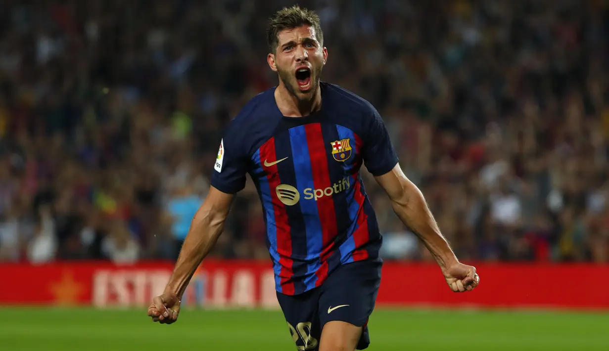 Bek Barcelona Sergi Roberto berselebrasi setelah mencetak gol kedua untuk timnya ke gawang Athletic Bilbao pada pekan ke-11 Liga Spanyol 2022/2023 di Camp Nou, Senin dini hari WIB (24/10/2022). Barcelona meraih kemenangan meyakinkan 4-0 atas Athletic Bilbao. (AP Photo/Joan Monfort)