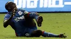 Penyerang Shanghai Shenhua, Demba Ba kesakitan usai kakinya patah akibat hantaman di kaki kirinya oleh pemain bertahan Shanghai SIPG, Sun Xiang dalam laga derby melawan Shanghai SIPG di Liga Super China, (17/7). ( PHOTO/STR/Cina OUT)