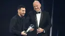 Lionel Messi (kiri) menerima penghargaan Pemain Pria Terbaik FIFA 2022 dari Presiden FIFA Gianni Infantino pada Seremoni The Best FIFA Footbal Awards 2022 di Paris, Prancis, Senin (27/2/2023). Messi mendapatkan 52 poin hasil dari voting. Selanjutnya ada Mbappe yang mendapatkan 44 poin disusul Benzema dengan 34 poin. (AP Photo/Michel Euler)