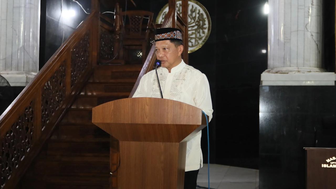 Kasatgas Tito Tarawih Bersama Warga di Masjid Agung Islamic Centre Lhokseumawe