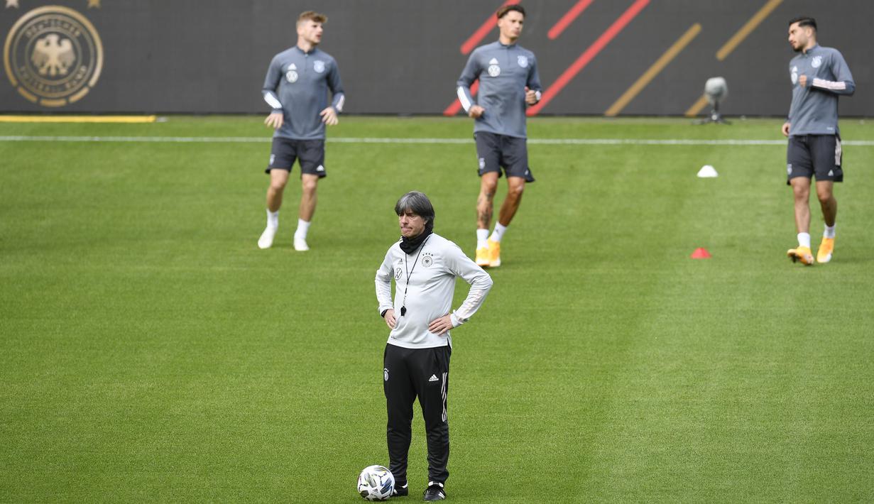 Pelatih Timnas Jerman, Joachim Loew, memperhatikan pemainnya saat sesi latihan jelang berlaga di UEFA Nations League di Stuttgart, Jerman, Rabu (3/9/2020). Jerman akan berhadapan dengan Spanyol. (AFP/Thomas Kienzle)