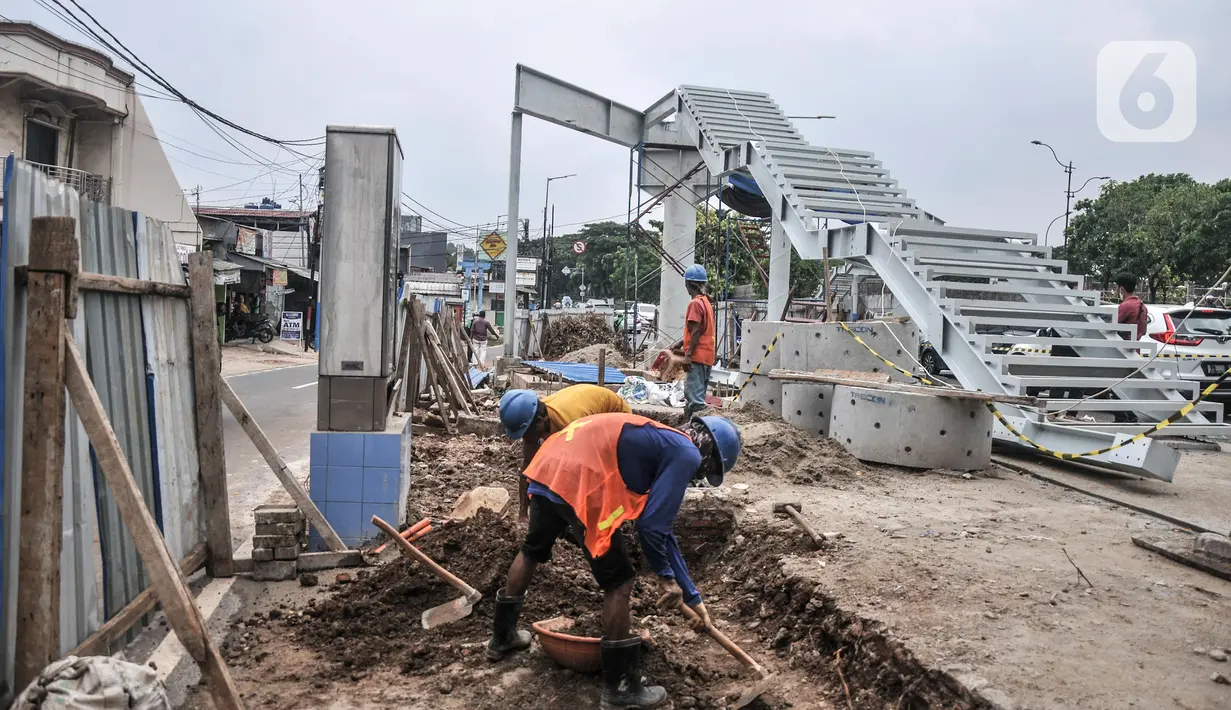 Pekerja Dinas Bina Marga DKI Jakarta mengerjakan pembangunan JPO di Jalan Kolonel Sugiono, Duren Sawit, Jakarta Timur, Rabu (3/11/2021). Pembangunan JPO tersebut bertujuan memberikan kenyamanan serta keselamatan bagi pejalan kaki dan mencegah kecelakaan. (merdeka.com/Iqbal S. Nugroho)