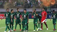 Ekspresi pemain Persebaya Surabaya setelah bermain 1-1 kontra Persija Jakarta di Stadion Gelora Bung Tomo, Surabaya, Sabtu (24/8/2019). (Bola.com/Aditya Wany)