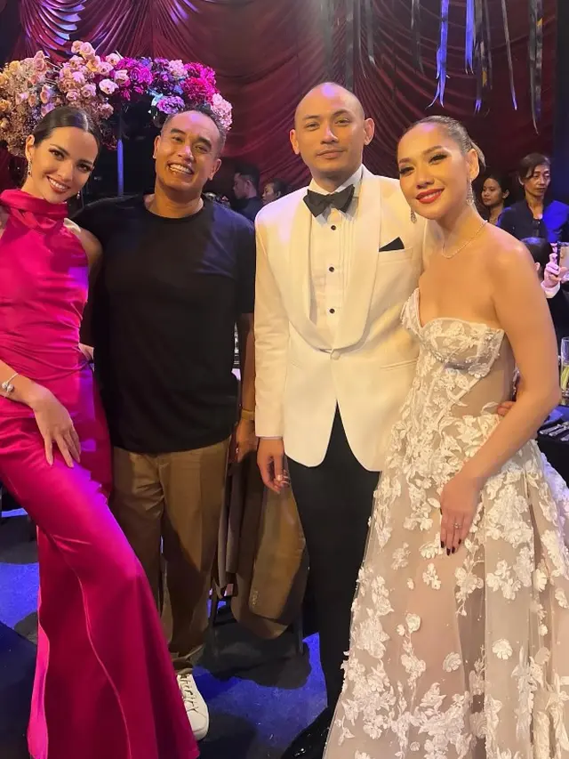 Outfit Kondangan Nia Ramadhani dengan Bahu Terbuka