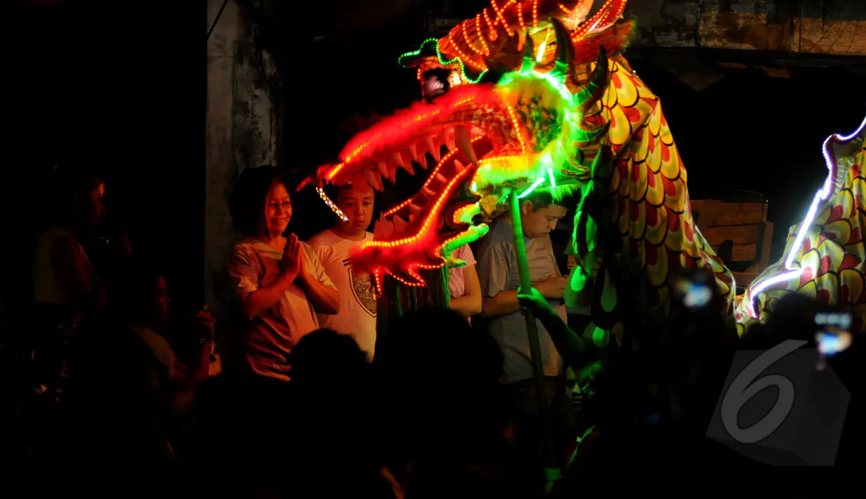 Salah satu atraksi barongsai naga saat malam perayaan Cap Go Meh di Bogor, Jawa Barat, Kamis (5/3/2015). Malam perayaan Cap Go Meh di Kota Bogor berlangsung meriah. (Liputan6.com/Helmi Fithriansyah)