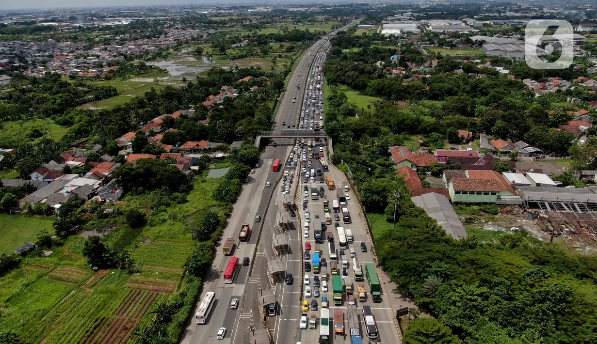 <p>Foto udara menunjukkan kendaraan terjebak macet di gerbang masuk tol Cikupa, Tangerang, Banten, Kamis (28/4/2022). Memasuki H-4 Hari Raya Idulfitri 1443 H atau Lebaran 2022, kendaraan pemudik dengan menggunakan kendaraan pribadi mengular di pintu tol Cikupa arah Merak. Kemacetan terjadi kurang lebih hingga dua km meter. (Liputan6.com/Angga Yuniar)</p>