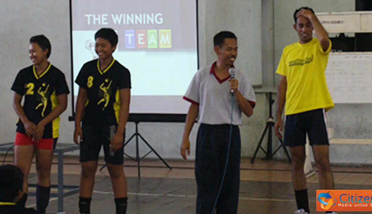Citizen6, Surabaya: Perwira pendamping Tim Volley TNI AL, Mayor Laut (KH) Fuad memberikan tes psikologi berupa tes dengan materi game atau permainan di GOR M. Pardi Kobangdikal, Senin (24/9). (Pengirim: Penkobangdikal). 