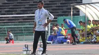 Pelatih Timnas Indonesia U-22, Indra Sjafri, mengamati permainan anak asuhnya pada laga melawan Malaysia U-22. (Bola.com/Zulfirdaus Harahap)