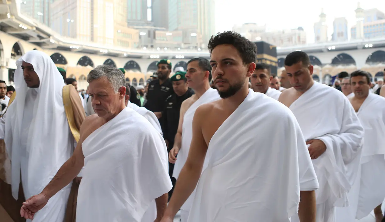 Raja Yordania, Abdullah II bin Al Hussein dan putranya Putra Mahkota Hussein bin Abdullah melakukan umrah saat bulan Ramdan di kota suci Mekkah (10/6). (AFP Photo/Jordanian Royal Palace/Yousef Allan)