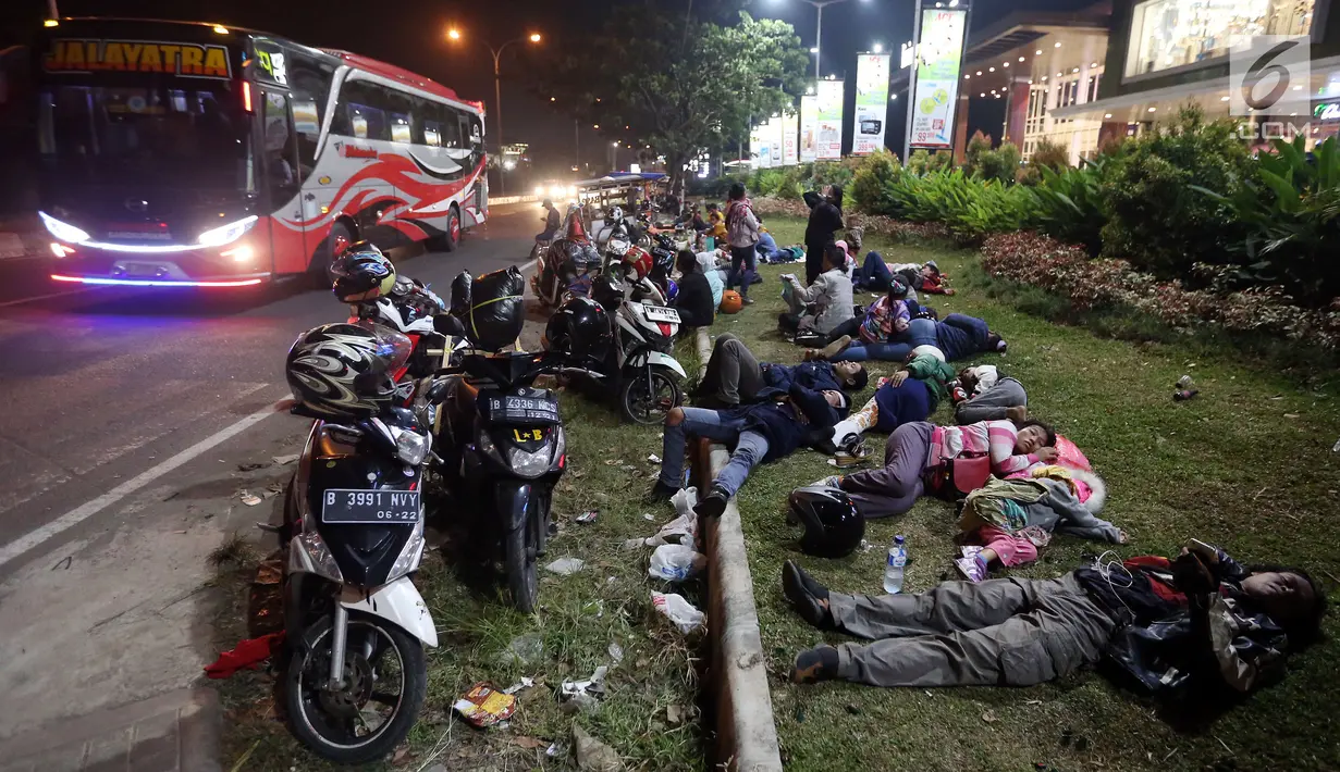 Pemudik menyempatkan beristirahat di pinggir jalan Kota Cirebon karena kelelahan berkendara dari Jakarta, Jumat (24/6). Mereka beristirahat di rumput bersama kerabat dan keluarga. (Liputan6/JohanTallo)