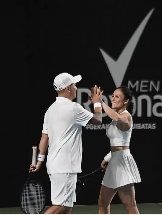 Interaksi keduanya saat memperlihatkan kekompakan pun berhasil curi perhatian. Kekompakan Wulan dan Gading saat bermain tenis mendapat banyak sekali pujian dari netizen. (Liputan6.com/IG/@gadiiing)