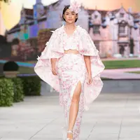 Desaigner berbakat Fetty Rusli menggelar annual fesyen show di Hotel Mulia,Senayan. (Desmond Manullang/Bintang.com)