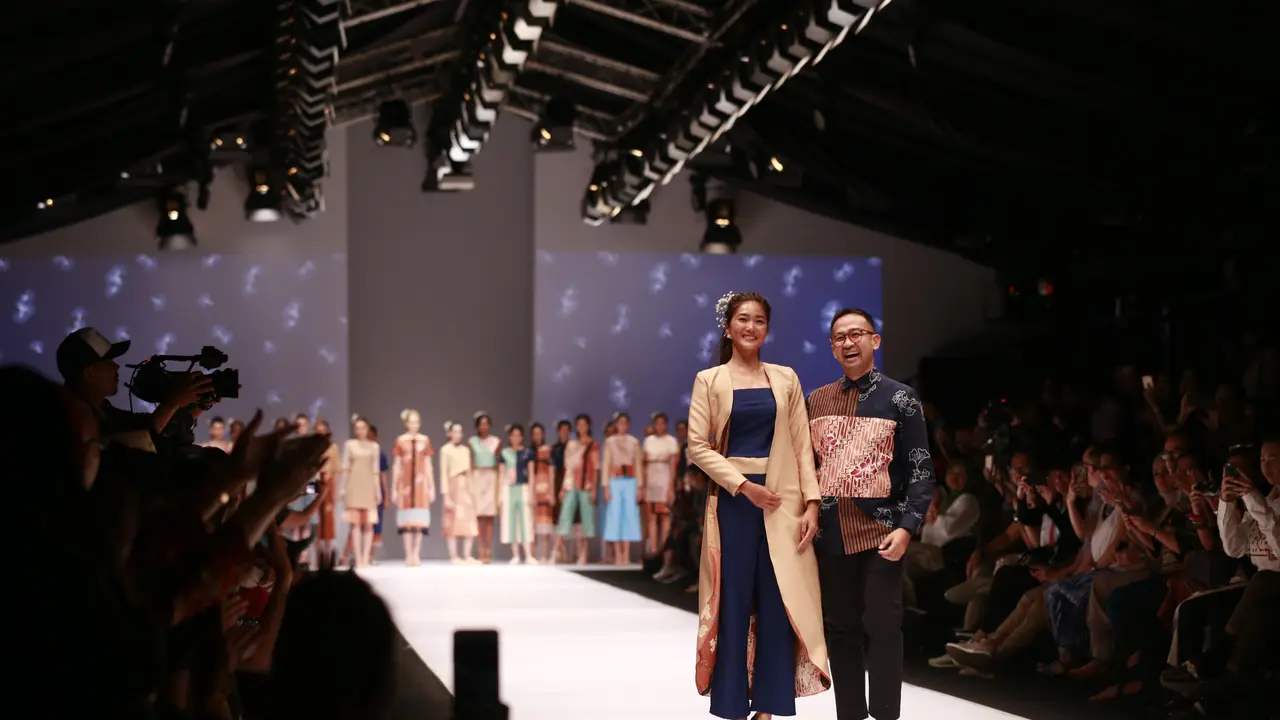 Iwet Ramadhan dan karya-karyanya hadir di JFW 2017 sebagai bentuk dukungan pada pejuang kanker payudara.