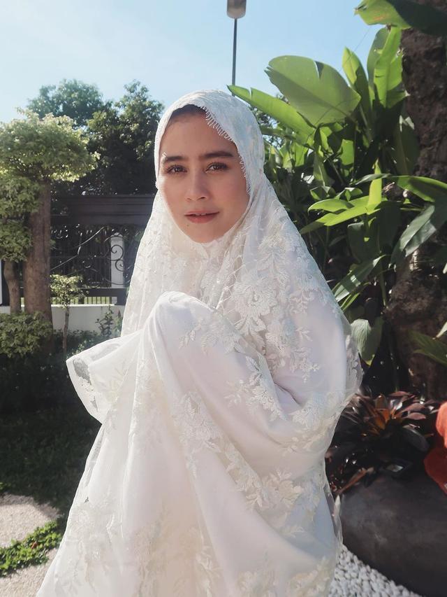 Prilly Latuconsina (Instagram prillylatuconsina96)