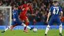 Bek tengah Liverpool, Joe Gomez berebut bola dengan penggawa Chelsea, Mason Mount pada laga putaran lima Piala FA di Stamford Bridge, London, Selasa (3/3/2020). Chelsea mengemas kemenangan telak 2-0 atas tamunya Liverpool. (AP/Ian Walton)