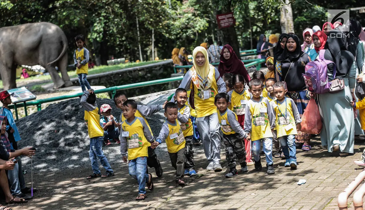 Sejumlah anak TK saat mengunjungi Taman Marga Satwa Ragunan, Jakarta, Kamis (13/12). Kegiatan tersebut untuk mengajarkan anak-anak untuk lebih mengenal binatang-binatang. (Liputan6.com/Faizal Fanani)