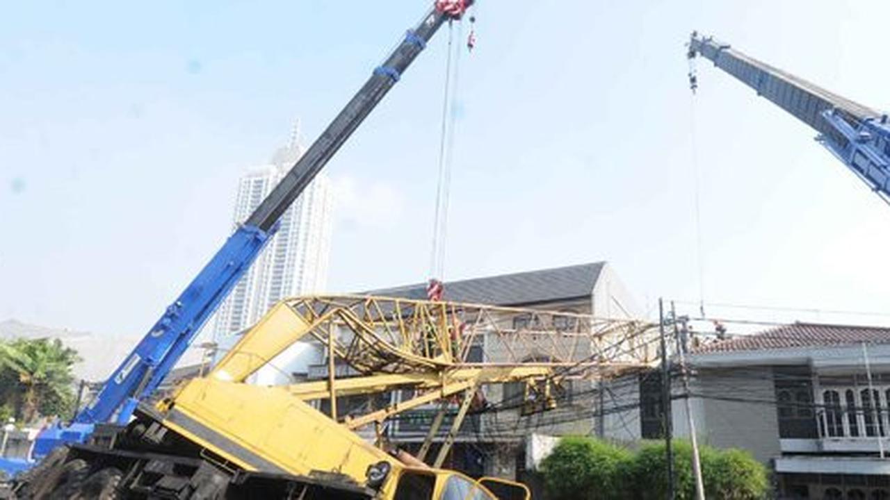Crane roboh di Jaksel, kamar atas rumah pensiunan jenderal jebol