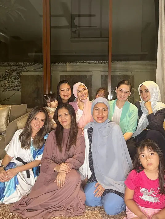 Hadir juga Widi Mulia bersama suami dan anak-anaknya, Thomas Jhorgi. "Kumpul buka puasa di hari istimewa nya @meisya__siregar ❤️ seneeeng akhirnya bisa ngumpul walaupun nggak komplit,anak2 pun seneng bisa kumpul bocah," tulis riafinola. [Instagram/meisya_siregar]