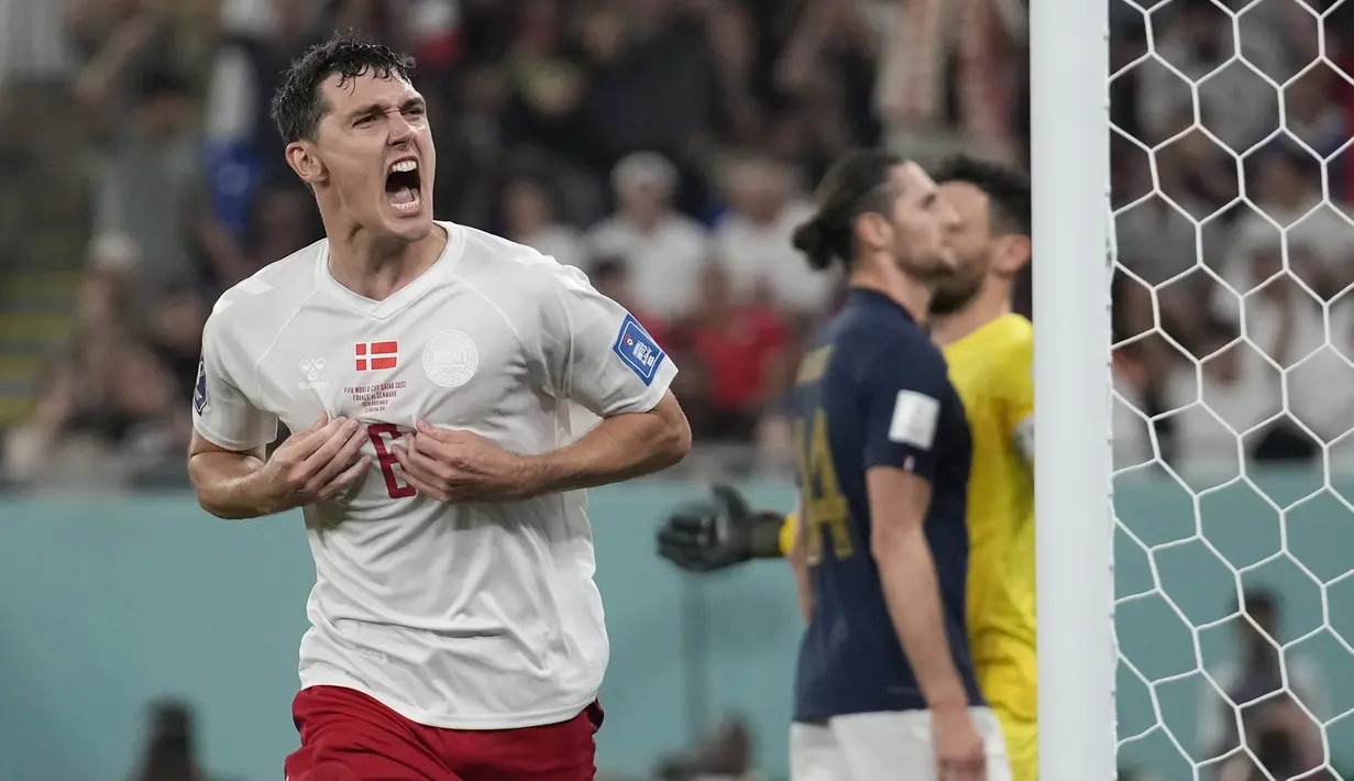 Andreas Christensen. Bek tengah Timnas Denmark berusia 34 tahun ini baru didatangkan Barcelona pada awal musim 2022/2023 dari Chelsea dengan status bebas transfer. Pada Piala Dunia 2022, ia mampu mencetak 1 gol saat Timnas Denmark kalah 1-2 dari Prancis pada matchday kedua Grup D (26/11/2022). Sayang, Denmark harus tersingkir pada fase grup usai kalah 0-1 dari Australia pada matchday ketiga (30/11/2022) dan menempati posisi juru kunci dengan hanya mengemas 1 poin. (AP/Christophe Ena)