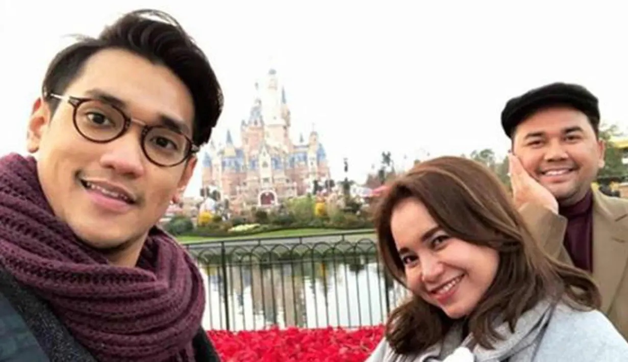 Penyanyi Rossa dan Afgansyah Reza berswafoto saat berada di Shanghai. Kabarnya, keduanya berencana untuk serius menatap pernikahan pada 2018 mendatang. (Instagram/@afros279)