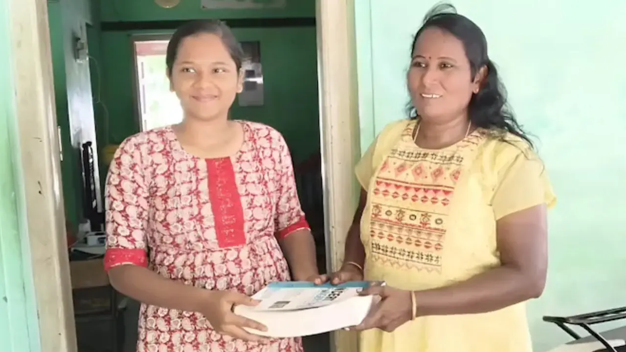 ibu dan anak lulus ujian kuliah kedokteran