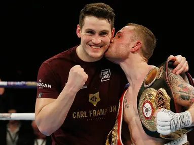 Petinju Carl Frampton saat mencium pelatihnya usai memenangkan gelar tinju kelas Bantam di Manchester Arena, (27/2). Carl kini memegang sabuk juara IBF dan WBA judul super bantam. (Reuters / Andrew Couldridge)