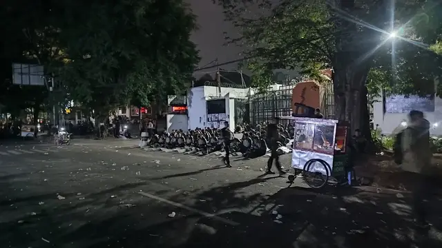 Mahasiswa dan Massa Berpakaian Hitam Bubar dari DPRD Jabar, Arus Kendaraan Berangsur Lancar