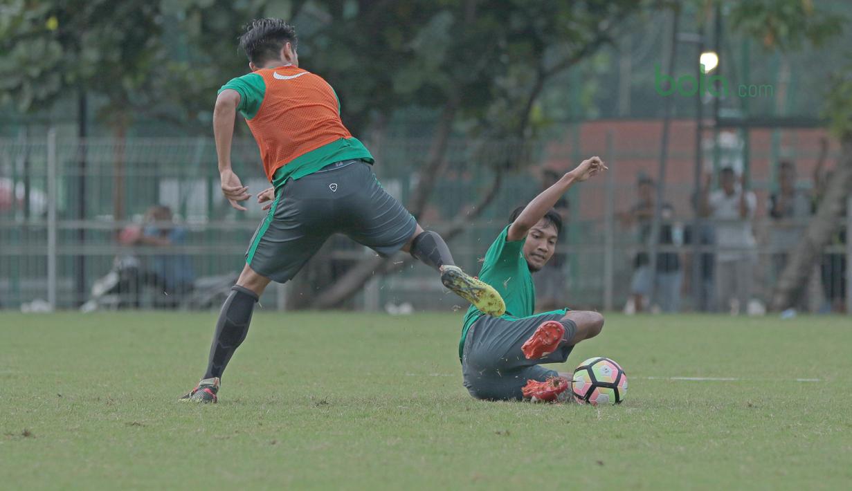 Hargianto menghalau bola dari kaki rekannya saat sesi latihan timnas Indonesia U-23 di Lapangan ABC, Senayan,  (24/4/2018). Timnas akan mengikuti turnamen PSSI Anniversary 27 April-3 Mei 2018. (Bola.com/Nicklas Hanoatubun)