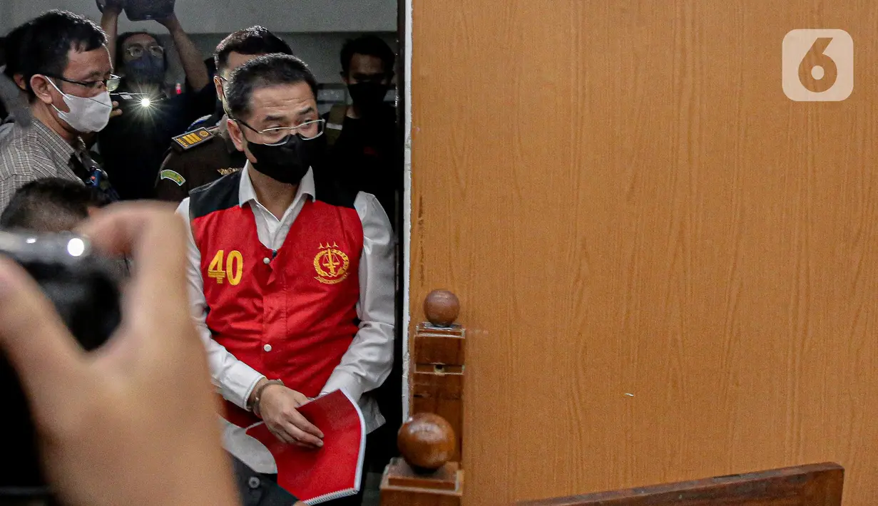 Terdakwa kasus perintangan penyidikan kematian Brigadir Nofriansyah Yosua Hutabarat atau Brigadir J, Irfan Widyanto memasuki ruangan persidangan di Pengadilan Negeri Jakarta Selatan, Rabu (19/10/2022). Irfan Widyanto merupakan mantan Kasubnit I Subdit III Dittipidum Bareskrim Polri. (Liputan6.com/Faizal Fanani)
