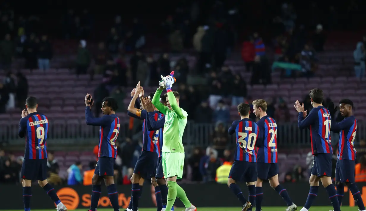 Para pemain Barcelona bertepuk tangan untuk suporter usai pertandingan melawan Real Sociedad pada pertandingan perempatfinal Copa del Rey di stadion Camp Nou, di Barcelona, Spanyol, Kamis (26/1/2023). Barcelona menang tipis atas Real Sociedad dengan skor 1-0. (AP Photo/Joan Monfort)