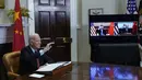 Presiden Joe Biden melambai saat bertemu secara virtual dengan Presiden China Xi Jinping dari Ruang Roosevelt Gedung Putih di Washington, Senin (15/22/2021). Pertemuan dimaksudkan untuk menurunkan ketegangan antara AS dan China selaku dua negara adidaya dunia saat ini. (AP Photo/Susan Walsh)