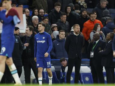 Pelatih Chelsea, Graham Potter (kanan) meninggalkan lapangan setelah dikalahkan Aston Villa pada pertandingan lanjutan Liga Inggris di stadion Stamford Bridge di London, Sabtu, 1 April 2023. (AP Photo/David Cliff)